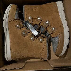 Sorel Explorer Joan boots, brand new in box size 8.5